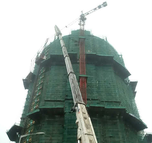 榆树吊车在工地上作业